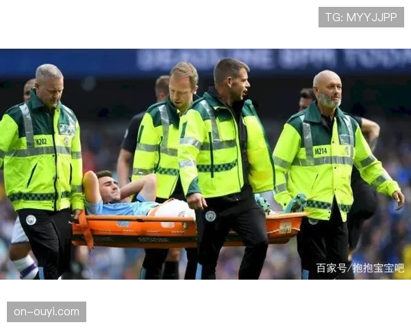 暴雨致场地积水,英超布莱顿主场工作人员紧急处理排水 暴雨致场地积水,英超布莱顿主场工作人员紧急处理排水